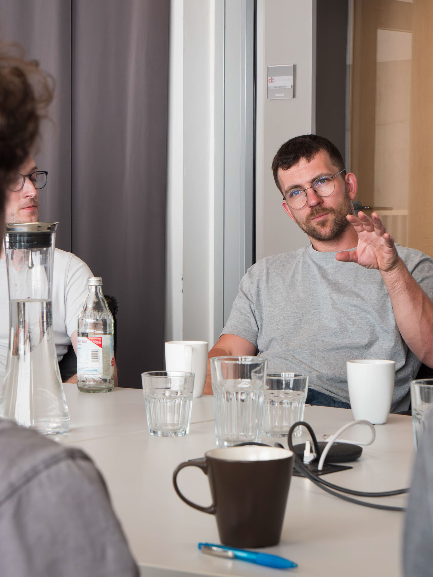 Dr. Clint Hansen, stellvertretender Leiter der Arbeitsgruppe Neurogeriatrie, in der Diskussion mit den Team von KI.SH.